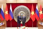 Председатель Национального собрания Вьетнама Чан Тхань Ман встречает председателя Государственной Думы Федерального Собрания Российской Федерации Вячеслава Володина. (Фото: ВИА)