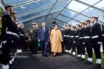 Генеральный секретарь, Президент государства То Лам и Генерал-губернатор Новой Зеландии Синди Киро проводят смотр почётного караула. Фото: ВИА