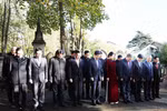 Генеральный секретарь То Лам и супруга Нго Фыонг Ли вместе с делегацией высокого уровня Вьетнама чтят память у могилы Карла Маркса — вождя пролетариата. (Фото: ВИА)