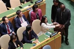 Заместитель министра иностранных дел Нгуен Минь Ханг голосует. (Фото: ВИА)