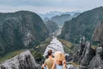 Иностранные туристы на вершине пещеры Муа, Ниньбинь. (Фото: ВИА)