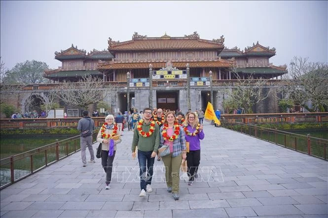 Туристы посещают Комплекс памятников императорской столицы Хюэ в первые дни Нового 2025 года. (Фото: ВИА)