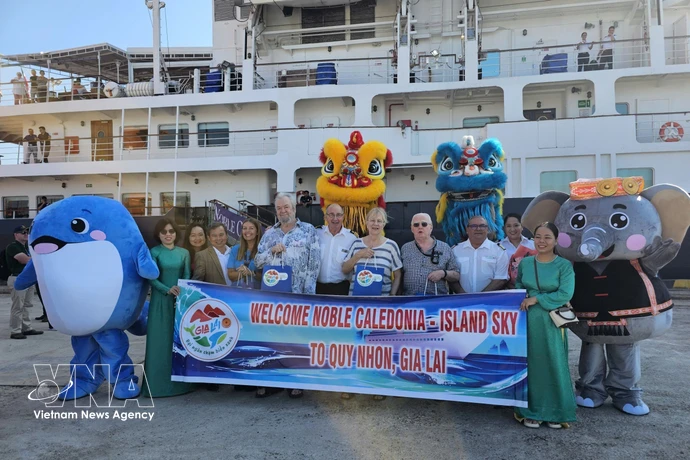 27 марта 2026 года Департамент культуры, спорта и туризма провинции Зялай организовал приём многочисленных туристов с международного круизного судна NOBLE CALEDONIA – ISLAND SKY, прибывшего в порт Куйнён. (Фото: ВИА)