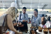 Посетители пробуют свежеприготовленные блюда прямо на месте в рамках программы «Discover US Agriculture», прошедшей 19 июля 2025 года в городе Хошимине. Иллюстративное фото: ВИА. 