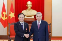 Генеральный секретарь партии То Лам (справа) принимает губернатора префектуры Канагава Куроива Юдзи в Ханое 15 ноября. (Фото: ВНА) 