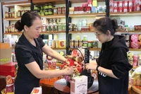 Во многих подарочных корзинах OCOP теперь сочетаются полезные продукты питания и изделия ручной работы. (Фото: ВИА)