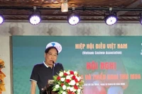 Председатель Ассоциации производителей кешью Вьетнама Фам Ван Конг выступает на конференции по подведению итогов работы отрасли кешью в 2025 году и реализации плана закупок на 2026 год в городе Хошимине 13 марта. (Фото: ВИА) 