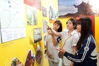 Студенты знакомятся с выставкой. Фото: ВИА. 