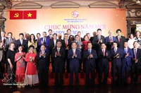 Член Политбюро и секретарь городского партийного комитета Хошимина Чан Лыу Куанг вместе с руководителями города фотографируется на память с делегатами встречи. (Фото: ВИА) 