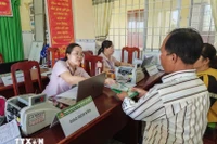 Мужчина получает льготный кредит в Банке социального политика Вьетнама. (Иллюстрационное фото: ВИA) 