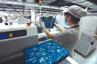 Рабочие на заводе VNPT в парке высоких технологий Хоалак в Ханое (Фото: ВИA)