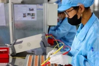 Рабочие производят электронные компоненты. (Фото: ВИА) 