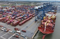 Погрузка экспортных товаров в Международном контейнерном порту Хайфонга, город Хайфонг. (Фото: BИA) 