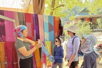 Изделия ручной работы из парчи деревни Ланнгоай пользуются популярностью у туристов, особенно у иностранцев. (Фото: ВИА)