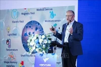 Профессор Курт Кремер из Института перспективных исследований полимеров Общества Макса Планка (Германия) выступает на мероприятии. (Фото: ВИА) 