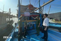 Власти общины Ванлок (провинция Тханьхоа) осуществляют строгий контроль за передвижением людей и транспортных средств при въезде и выезде с территории. (Фото: ВИА) 