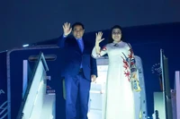 Премьер-министр Фам Минь Тьинь и его супруга вылетели из Алжира в Южную Африку для участия в саммите G20. (Фото: ВИА)