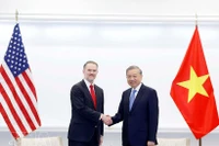 Генеральный секретарь Коммунистической партии Вьетнама То Лам (справа) принимает торгового представителя США, посла Джеймисона Грира, в Вашингтоне 19 февраля. (Фото: ВИA)