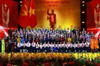 Генеральный секретарь ЦК КПВ То Лам, Президент государства Лыонг Кыонг и Премьер-министр Фам Минь Тьинть вместе с делегатами XI Всенародного съезда патриотического соревнования. (Фото: ВИА) 