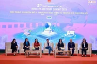 Докладчики на тематической сессии «Электронная коммерция в цифровую эпоху», прошедшей 3 декабря в Ханое в рамках Вьетнамского саммита по цифровой промышленности и торговле 2025. (Фото: ВИA)