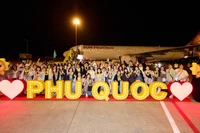 Более 200 пассажиров из Тайваня (Китай) прибывают на остров Фукуок первым международным рейсом авиакомпании Sun PhuQuoc Airways. (Фото: Sun Group) 