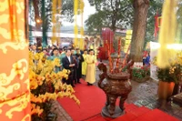 Руководители и гости возлагают цветы и воскуряют благовония, чтобы почтить память предков и первопредков, внесших вклад в основание и защиту страны. (Фото: ВИА) 