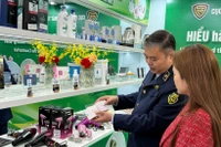 Сотрудник службы рыночного надзора консультирует покупателя, как отличить подлинную косметику от поддельной. (Фото: ВИА)