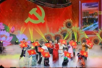 Выступление в рамках политико-художественной программы «Дыонг Лен Фиа Чыок» («Дорога впереди»), состоявшейся в Ханое 4 февраля. (Фото: ВИА)