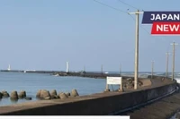 На волноломе, ведущем к маяку Микуни. Фото: Japan News. 