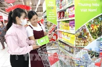 Покупатели совершают покупки в супермаркете. Иллюстративное фото: ВИА. 