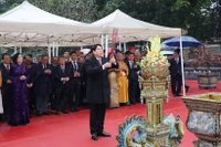 Президент государства Лыонг Кыонг воскурили благовония у памятника Ли Тхай То в Ханое. (Фото: ВИА)