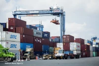 Контейнеры с товарами обрабатываются в порту Катлай города Хошимина. (Фото: ВИА) 