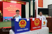 Избиратели опускают бюллетени в урны на участке для голосования № 1 в штаб-квартире флотилии ВМС 129 в квартале Фыоктханг, Хошимин, утром 26 февраля. (Фото: ВИА) 