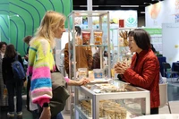 Акционерное общество «Лонгшон» (Вьетнам) представляет на Biofach 2026, ведущей в мире ярмарке органического сельского хозяйства, продукцию из кешью, в том числе ядра кешью и органические жареные орехи кешью. Фото Вьетнамского информационного агентства (ВИА)