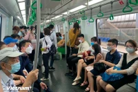 Пассажиры едут по линии городского метро Катлинь - Хадонг в Ханое. (Фото: ВИА)