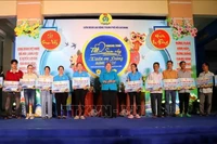 Работники в городе Хошимине получают бесплатные автобусные билеты по случаю праздника Лунного Нового года (Тэт) 2026 года. (Фото: ВИА) 