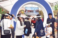 Молодые жители изучают цитадель Колоа в цифровом пространстве. (Фото: nhandan.vn) 