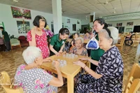 Пожилые люди получают уход в доме престарелых Tam An в городе Хошимине. (Фото: ВИА) 