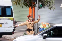 Сотрудник дорожной полиции, находящийся на дежурстве в Ханое. (Иллюстративное фото: ВИА) 