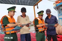 Распространение информации о борьбе с ННН-промыслом среди рыбаков (Фото: ВИА) 