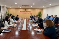 Рабочая встреча заместителя министра промышленности и торговли Фан Тхи Тханг с губернатором Пермского края Дмитрием Николаевичем Махониным. (Фото: Министерство промышленности и торговли) 