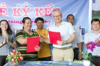 Тхи Кхыи, директор кооператива органического кешью «Чангко Булак», подписывает соглашение о закупке кешью с представителем компании ООО «Intersnack Vietnam». 