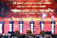 Премьер-министр Фам Минь Тьинь (третий справа) и делегаты запускают движение «Цифровая грамотность для всех». (Фото: ВИА)