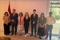 Vietnamese Ambassador to Argentina and Paraguay Ngo Minh Nguyet (third from left), Paraguayan Minister of the Secretariat of Linguistic Policies Javier Viveros (second from left), and Vietnam's Honorary Consul in Paraguay María Del Carmen Pérez (C) pose for a photo with delegates. (Photo: VNA) 