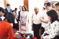 Иностранные гости с удовольствием знакомятся с искусством печати с деревянных клише. (Фото: nhandan.vn) 