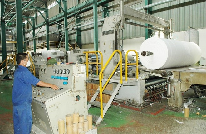 Работа производственной линии на фабрике Song Duong Tissue Paper Company (Фото: hanoimoi.vn) 2.jpg