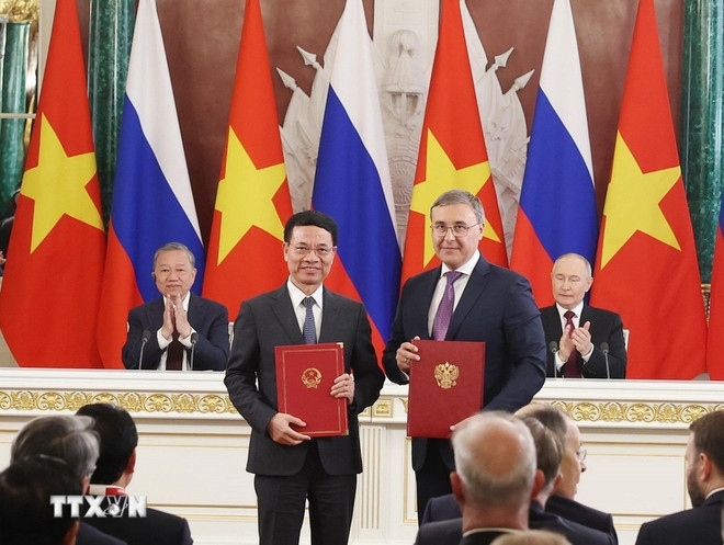 Генеральный секретарь ЦК КПВ То Лам и президент Владимир Путин стали свидетелями подписания Соглашения между министерствами науки и технологий Вьетнама и России. (Фото: ВИA) 2-6257.jpg