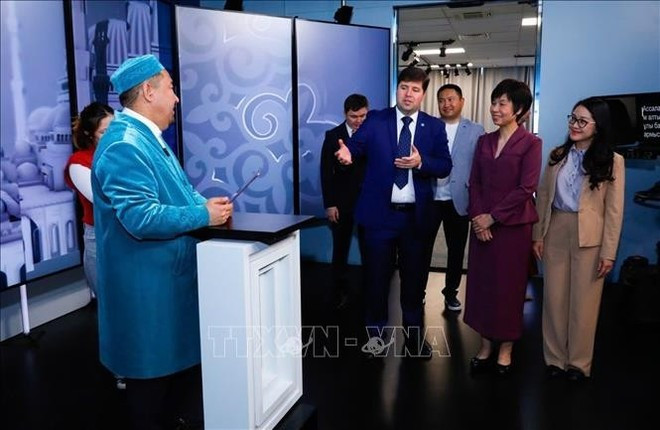 Генеральный директор ВИА Ву Вьет Чанг (второй справа) посещает телерадиокомплекс (ТРК) Президента Республики Казахстан (ТРК). (Фото: ВИA) 2-9364.jpg