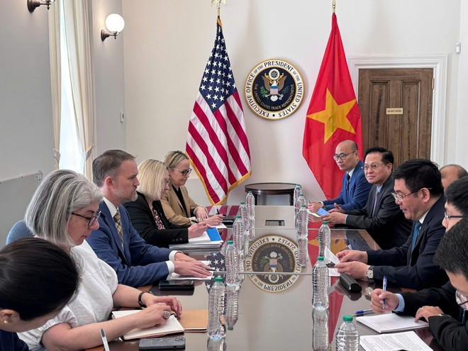 Посол Джеймисон Грир, торговый представитель США, и министр промышленности и торговли Вьетнама Нгуен Хонг Зиен на переговорной сессии. (Фото: ВИA) 2.jpg
