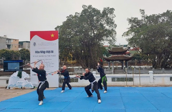 Выступление с тхюйфапом у озера Ван. Фото: Минь Тху/Vietnam+ 8.png